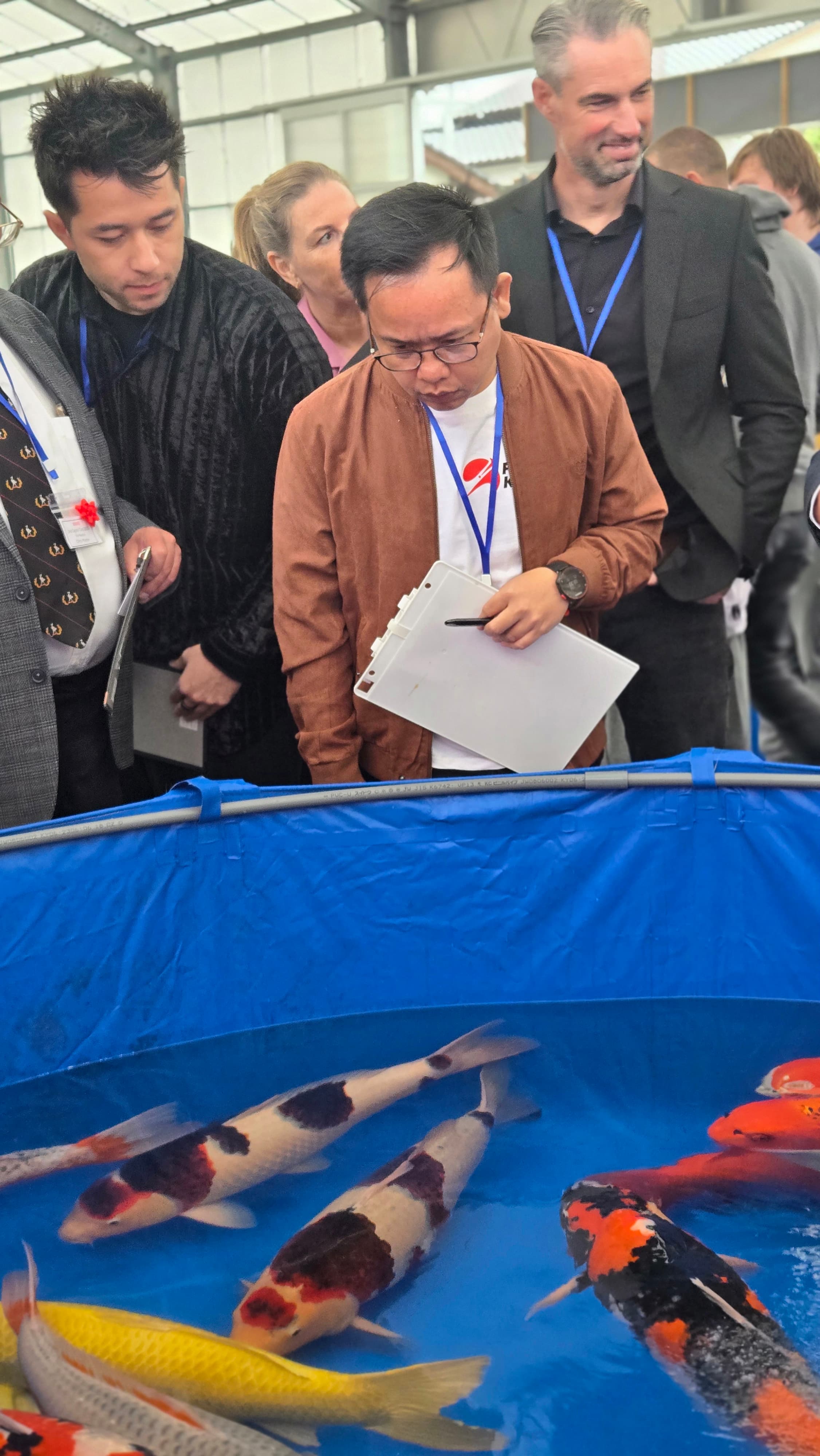 Pengunjung melihat koleksi koi